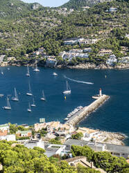 Spanien, Mallorca, Andratx, Segelboote segeln in der Bucht der Küstenstadt im Sommer - AMF08215