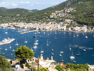 Spanien, Mallorca, Andratx, Segelboote segeln in der Bucht der Küstenstadt im Sommer - AMF08216