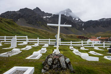 UK, Südgeorgien und Südliche Sandwichinseln, Grytviken, Abgelegener Friedhof in der Antarktis - RUNF03555