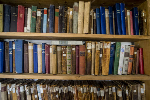 UK, Südgeorgien und Südliche Sandwichinseln, Grytviken, Bücher in kleiner alter Bibliothek - RUNF03563