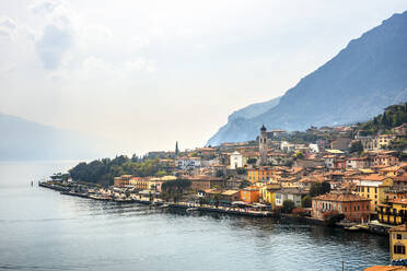 Italien, Provinz Brescia, Limone sul Garda, Stadt am Ufer des Gardasees - PUF01906