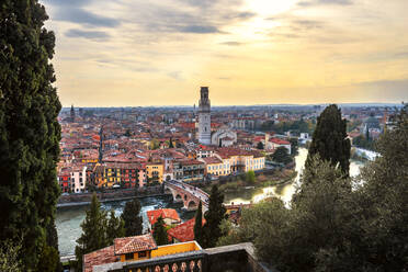 Italien, Venetien, Verona, Stadt am Fluss bei Sonnenuntergang - PUF01907