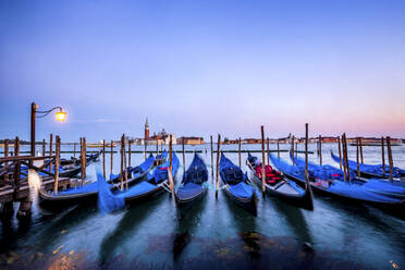 Italien, Venetien, Venedig, Klarer Himmel über Gondeln im Yachthafen in der Abenddämmerung - PUF01909
