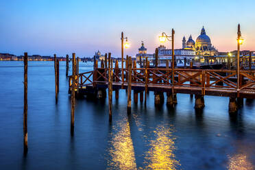 Italien, Venetien, Venedig, Bootssteg mit Santa Maria della Salute im Hintergrund - PUF01912