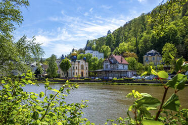 Deutschland, Rheinland-Pfalz, Bad Ems, Flussstadt an einem sonnigen Tag - PUF01913