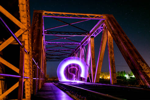 Lichtmalerei auf der Eisenbahnbrücke bei Nacht - CAVF85517