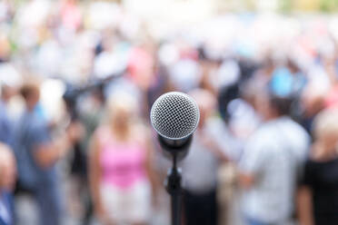 Nahaufnahme des Mikrofons gegen die Menschenmenge - EYF06506