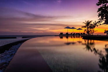 Scenic Blick auf Schwimmbad gegen dramatischen Himmel bei Sonnenuntergang - EYF06579