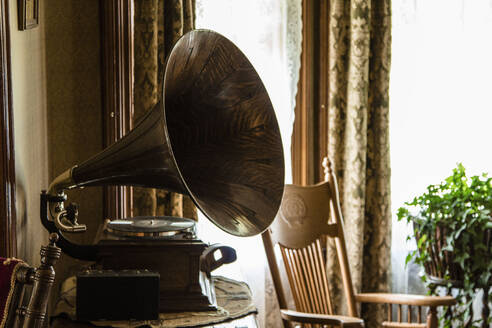 Grammophon auf dem Tisch zu Hause - EYF06667