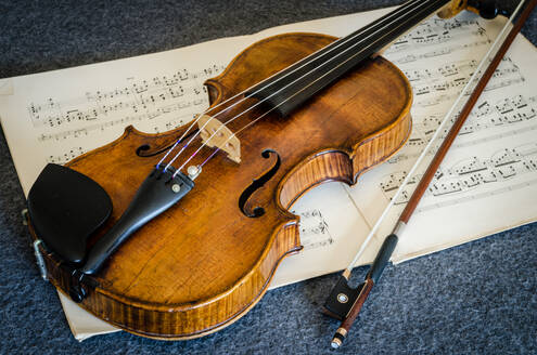 High Angle View of Violine und Noten auf dem Tisch - EYF06676