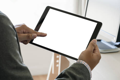 Nahaufnahme eines Geschäftsmannes mit digitalem Tablet im Büro - EYF06703