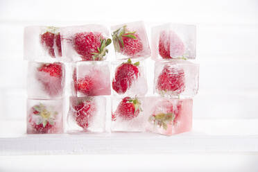 Nahaufnahme von Eis Erdbeeren gegen weißen Hintergrund - EYF06739