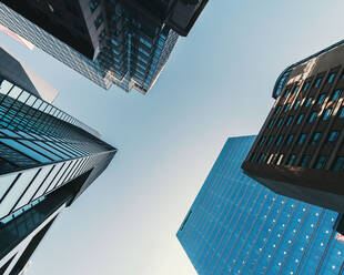 Low Angle View of Modern Buildings gegen klaren blauen Himmel - EYF06762