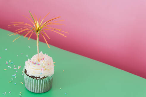 Einzelner Cupcake, dekoriert mit Zuckerstreuseln und Partykonfetti - SKCF00617