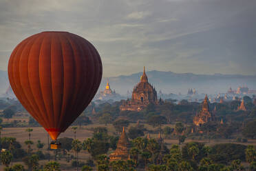 Myanmar, Region Mandalay, Bagan, Heißluftballonfahrt über buddhistischen Tempeln in der Morgendämmerung - TOVF00197