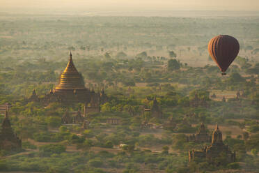 Myanmar, Region Mandalay, Bagan, Heißluftballonfahrt über buddhistischen Tempeln in der Morgendämmerung - TOVF00198