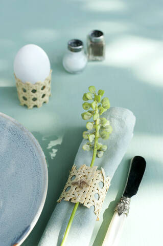 Eierbecher - Kerzenhalter und Serviettenring aus Wiener Geflecht, lizenzfreies Stockfoto