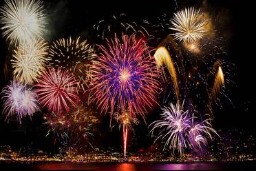 Low Angle View Of Feuerwerk Display bei Nacht - EYF06855