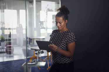 Geschäftsfrau mit digitalem Tablet in einem modernen Büro - RBF07726