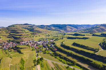 Deutschland, Baden-Württemberg, Vogtsburg, Luftaufnahme der ländlichen Stadt, umgeben von den terrassenförmigen Hügeln des Kaiserstuhls - WDF06055