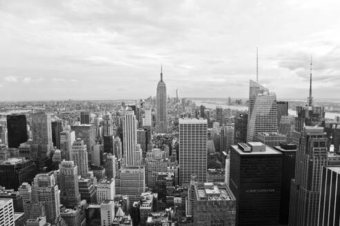 Empire State Building mit Stadtbild gegen Himmel - EYF06910