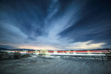 Lichtspuren auf der Landstraße bei Nacht - EYF06914