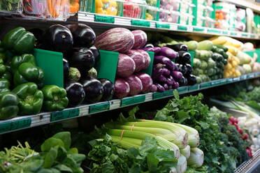 Gemüse in der Auslage im Supermarkt - EYF06932