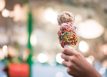 Beschnittenes Bild der Hand, die Eiscreme hält - EYF06948