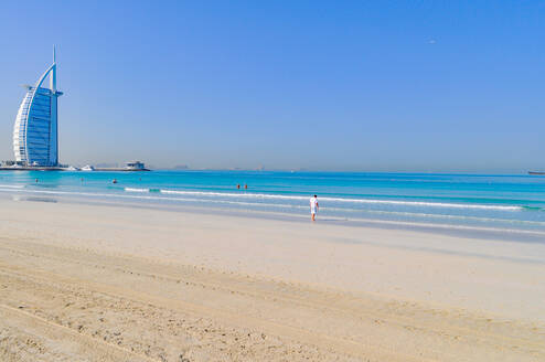 Burj Al Arab Hotel am Strand gegen den klaren blauen Himmel - EYF06953