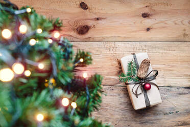 Weihnachtsbaum und Geschenk auf Holztisch - EYF06958