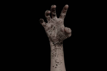 Nahaufnahme der menschlichen Hand gegen schwarzen Hintergrund - EYF06993