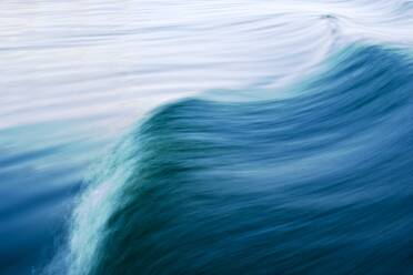 Unscharfe Bewegung einer Welle im Meer - EYF07001