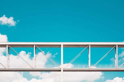 Low Angle Ansicht der Brücke gegen blauen Himmel - EYF07005