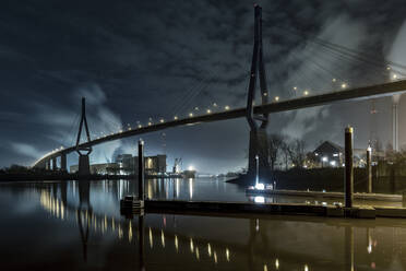 Beleuchtete Schrägseilbrücke über den Fluss bei Nacht - EYF07026