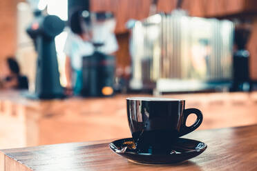 Nahaufnahme von Kaffee serviert auf dem Tisch im Cafe - EYF07059