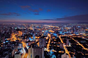 High Angle View Of beleuchteten Stadt gegen den Himmel bei Nacht - EYF07087