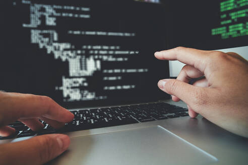 Cropped Hände von Computer-Programmierer mit Laptop auf dem Tisch - EYF07092