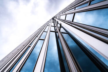 Low Angle View of Gebäude gegen bewölkten Himmel - EYF07096