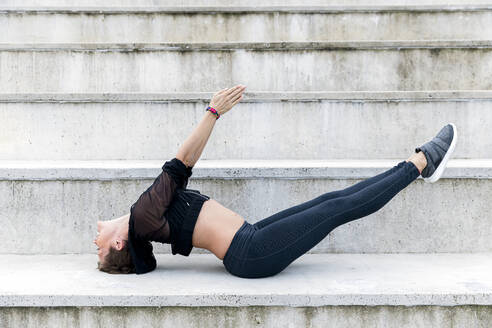 Sportliche Frau beim Training auf der Treppe - LVVF00065