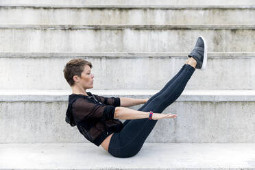 Sportliche Frau beim Training auf der Treppe - LVVF00066