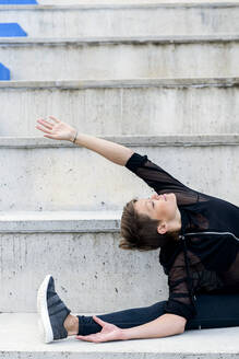 Sportliche Frau beim Training auf der Treppe - LVVF00074