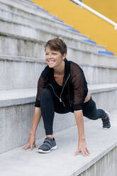 Sportliche Frau beim Training auf der Treppe - LVVF00081