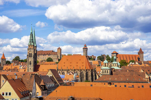 Deutschland, Bayern, Nürnberg, Wolken über Altstadtgebäuden rund um die Nürnberger Burg - PUF01915