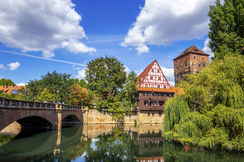 Deutschland, Bayern, Nürnberg, Maxbrucke über Pegnitz mit Weinstadel im Hintergrund - PUF01916