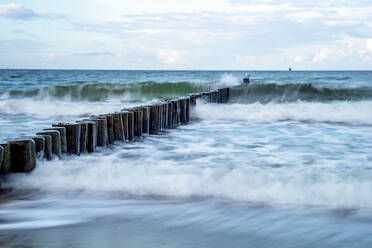 Wellen, die an der Ostsee gegen eine Buhne an der Küste schlagen, Deutschland - PUF01918