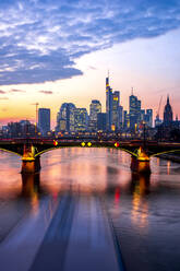 Deutschland, Hessen, Frankfurt, Brücke über den Main in der Abenddämmerung mit Stadtsilhouette im Hintergrund - PUF01929