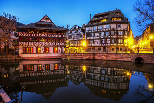 Frankreich, Grand Est, Straßburg, Fachwerkhäuser spiegeln sich im Altstadtkanal in der Abenddämmerung - PUF01930