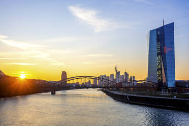 Deutschland, Hessen, Frankfurt, Brücke vor der Europäischen Zentralbank bei Sonnenuntergang - PUF01933