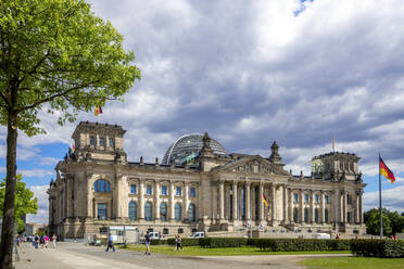 Deutschland, Berlin, Wolken über dem Reichstag - PUF01935