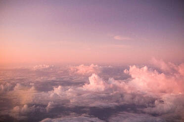 Luftaufnahme von Wolken im Himmel bei Sonnenuntergang - EYF07186